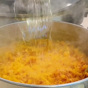 尋找最大火鍋底料廠家有秘訣？這些細節(jié)你忽視了嗎？