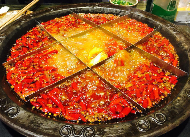  重慶火鍋底料批發(fā)對火鍋文化的闡述 重慶火鍋底料批發(fā)主要提供火鍋底料的銷售，對于一家生意很好的火鍋店來講，選擇一家穩(wěn)定的供應商是保證生意的必要措施，一般來講，進行長期合作的廠家在口味上才能夠進行還原，避免了頻繁換供應商對口味帶來的變化。 重慶火鍋種類繁多，主要以毛肚為主，當然每道菜都有重慶風味。調味料也以芝麻油、蒜泥、香菜、洋蔥、蠔油等輔助蘸料為基礎。吃得很豪放，尤其是在夏天，重慶火鍋赤手空拳，能感受到重慶火鍋帶來的浸泡。只有當你真正享受辛辣的火鍋時，你才能品嘗到重慶火鍋的特色。這是重慶特有的風味，也是重慶火鍋在吃的時候可以體驗到的靈魂深處。重慶的火鍋充滿了時代的氣息。每一口火鍋都能見證重慶火鍋的歷史發(fā)展。在這樣的環(huán)境下，重慶火鍋帶來了時代的呼喚，發(fā)出了美食的號角，繼承了傳統(tǒng)的美食，創(chuàng)造了重慶火鍋更好的口味。 重慶火鍋底料批發(fā)從歷史文化的角度出發(fā)，可以說重慶火鍋是百年歷史，在不斷精細化的工作過程中，重慶火鍋吸引了更多的人去認識，在飲食中也涵蓋了更多的歷史文化，取得了更大的成就。重慶火鍋基地的也讓人們記住了重慶的文化意義。火鍋基地材料廠生產(chǎn)和生產(chǎn)火鍋基地材料是歷史發(fā)展的結合，而且在不斷生產(chǎn)的基礎材料中可以有多種口味和經(jīng)驗，這也是對重慶火鍋的認可，是重慶火鍋精神的歷史驅動。重慶火鍋的味道是很有特點的，特別是我們吃火鍋的時候，我們可以識別和體驗火鍋的味道。重慶火鍋在吃火鍋時，會帶來一定的特色和各種口味，所以火鍋的味道也可以被更多人接受和喜歡。 重慶火鍋底料批發(fā)的風味體現(xiàn)在多樣化的格局中。說重慶火鍋的多樣性真的沒有覆蓋，更不用說重慶火鍋中的紅油黃油了。重慶火鍋的香辣味足以讓更多的人喜歡。當然，目前重慶火鍋種類較多，但所有的基礎材料都圍繞著重慶火鍋展開。美味的麻辣鍋，正宗的重慶火鍋，精致的火鍋，吃起來正宗的味道，是重慶火鍋帶來的享受。 為了追求健康，重慶火鍋帶來了越來越多的基礎材料。在基礎材料上，滋補木耳湯火鍋也可以帶來這個時代的正宗味道，吃在嘴里，享受美味的重慶火鍋。重慶火鍋的番茄火鍋很有特色，可以是酸辣的，可以是酸辣的，但是吃這種火鍋，你可以享受到重慶火鍋的美味，是重慶火鍋從主料到主料的絕配。當然，這種重慶火鍋有著獨特的風味，是對重慶風味的體驗和認識。但我們吃的是火鍋。我們所享受的是重慶的品味和體驗。