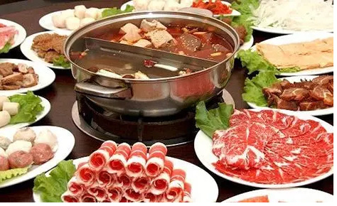  重慶火鍋底料批發(fā)對火鍋文化的闡述 重慶火鍋底料批發(fā)主要提供火鍋底料的銷售，對于一家生意很好的火鍋店來講，選擇一家穩(wěn)定的供應商是保證生意的必要措施，一般來講，進行長期合作的廠家在口味上才能夠進行還原，避免了頻繁換供應商對口味帶來的變化。 重慶火鍋種類繁多，主要以毛肚為主，當然每道菜都有重慶風味。調味料也以芝麻油、蒜泥、香菜、洋蔥、蠔油等輔助蘸料為基礎。吃得很豪放，尤其是在夏天，重慶火鍋赤手空拳，能感受到重慶火鍋帶來的浸泡。只有當你真正享受辛辣的火鍋時，你才能品嘗到重慶火鍋的特色。這是重慶特有的風味，也是重慶火鍋在吃的時候可以體驗到的靈魂深處。重慶的火鍋充滿了時代的氣息。每一口火鍋都能見證重慶火鍋的歷史發(fā)展。在這樣的環(huán)境下，重慶火鍋帶來了時代的呼喚，發(fā)出了美食的號角，繼承了傳統(tǒng)的美食，創(chuàng)造了重慶火鍋更好的口味。 重慶火鍋底料批發(fā)從歷史文化的角度出發(fā)，可以說重慶火鍋是百年歷史，在不斷精細化的工作過程中，重慶火鍋吸引了更多的人去認識，在飲食中也涵蓋了更多的歷史文化，取得了更大的成就。重慶火鍋基地的也讓人們記住了重慶的文化意義。火鍋基地材料廠生產(chǎn)和生產(chǎn)火鍋基地材料是歷史發(fā)展的結合，而且在不斷生產(chǎn)的基礎材料中可以有多種口味和經(jīng)驗，這也是對重慶火鍋的認可，是重慶火鍋精神的歷史驅動。重慶火鍋的味道是很有特點的，特別是我們吃火鍋的時候，我們可以識別和體驗火鍋的味道。重慶火鍋在吃火鍋時，會帶來一定的特色和各種口味，所以火鍋的味道也可以被更多人接受和喜歡。 重慶火鍋底料批發(fā)的風味體現(xiàn)在多樣化的格局中。說重慶火鍋的多樣性真的沒有覆蓋，更不用說重慶火鍋中的紅油黃油了。重慶火鍋的香辣味足以讓更多的人喜歡。當然，目前重慶火鍋種類較多，但所有的基礎材料都圍繞著重慶火鍋展開。美味的麻辣鍋，正宗的重慶火鍋，精致的火鍋，吃起來正宗的味道，是重慶火鍋帶來的享受。 為了追求健康，重慶火鍋帶來了越來越多的基礎材料。在基礎材料上，滋補木耳湯火鍋也可以帶來這個時代的正宗味道，吃在嘴里，享受美味的重慶火鍋。重慶火鍋的番茄火鍋很有特色，可以是酸辣的，可以是酸辣的，但是吃這種火鍋，你可以享受到重慶火鍋的美味，是重慶火鍋從主料到主料的絕配。當然，這種重慶火鍋有著獨特的風味，是對重慶風味的體驗和認識。但我們吃的是火鍋。我們所享受的是重慶的品味和體驗。